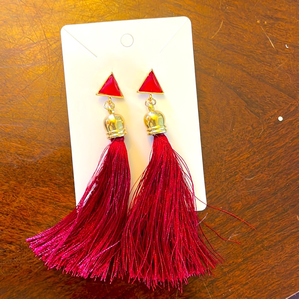 Long threads earrings with a triangle studs